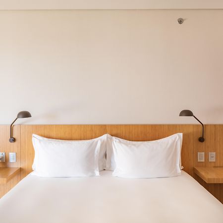 B Hotel Brasília Buitenkant foto A bed with two pillows