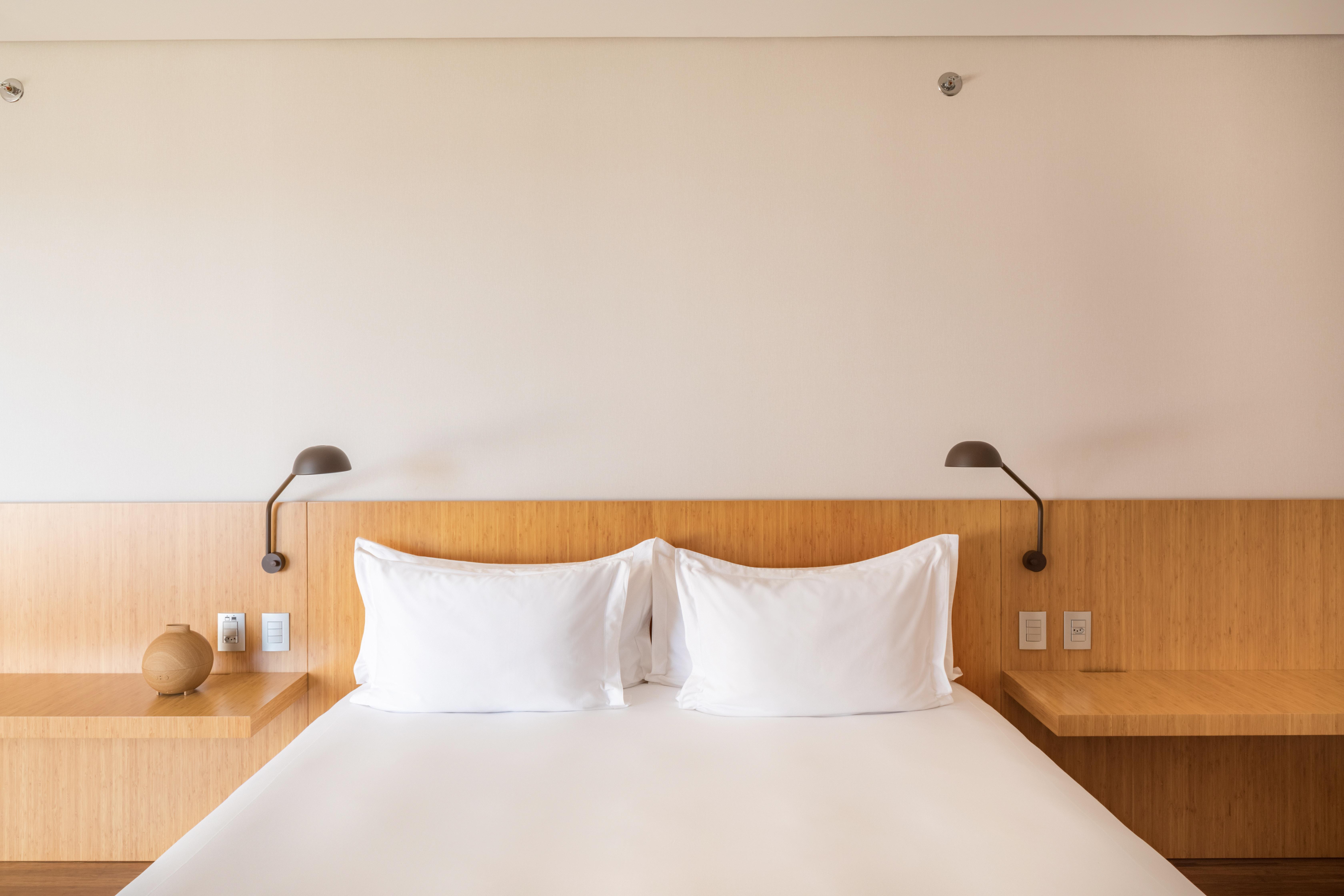 B Hotel Brasília Buitenkant foto A bed with two pillows