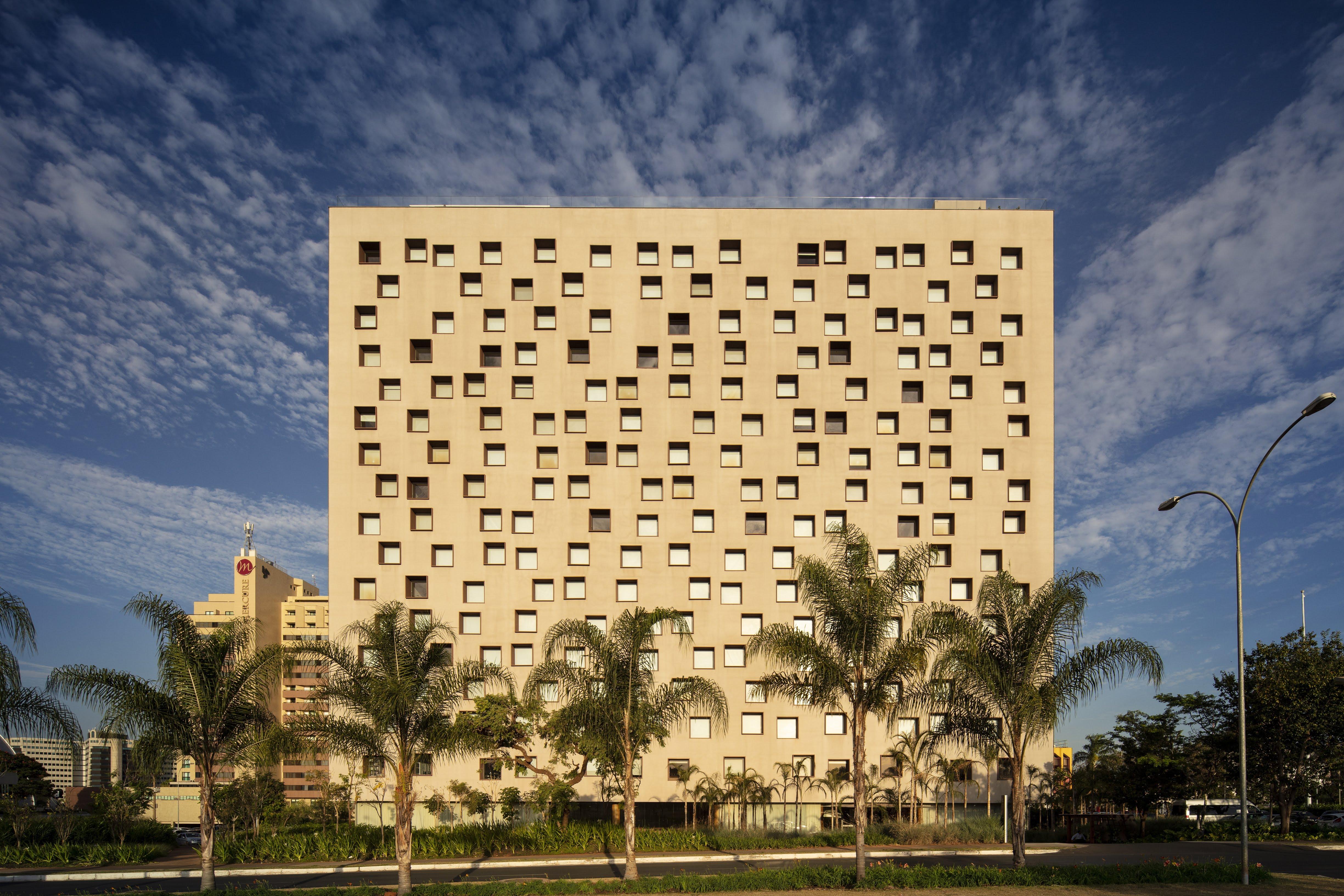 B Hotel Brasília Buitenkant foto The 1960s-built 12-storey, 200-bed, 100-room nursing home at the Royal Perth Hospital, Perth, Western Australia.