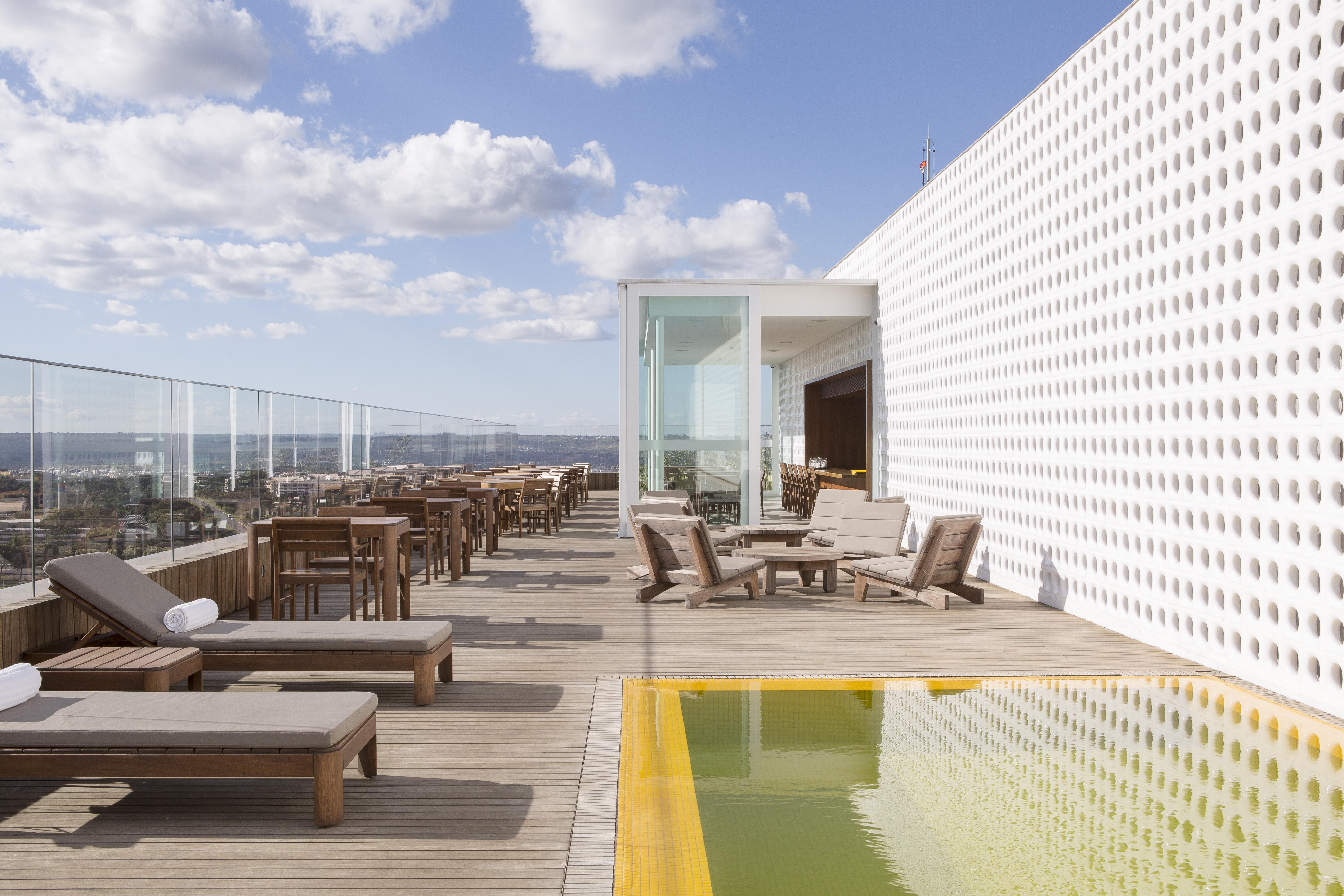 B Hotel Brasília Buitenkant foto The rooftop pool at the hotel