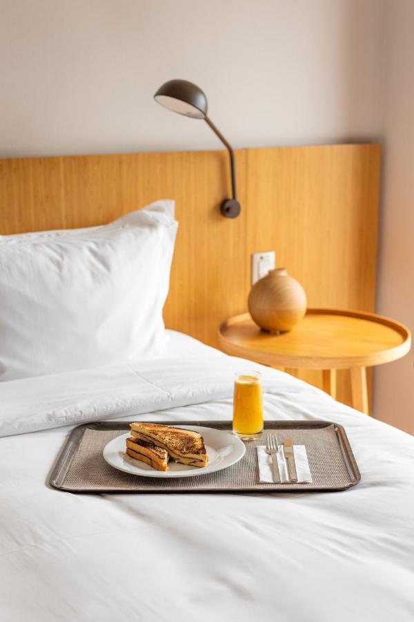 B Hotel Brasília Buitenkant foto Room service