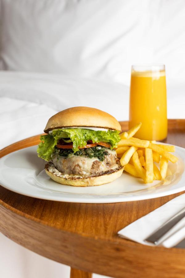 B Hotel Brasília Buitenkant foto A cheeseburger with fries and orange juice