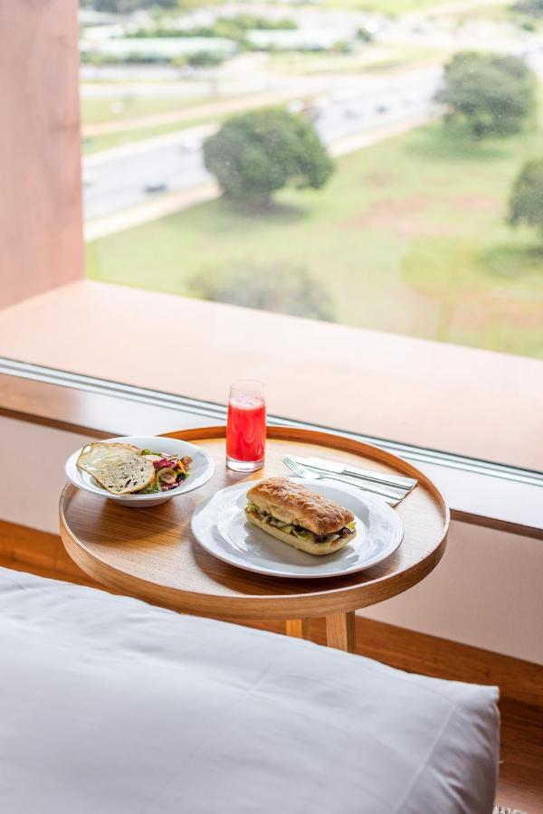 B Hotel Brasília Buitenkant foto A typical breakfast