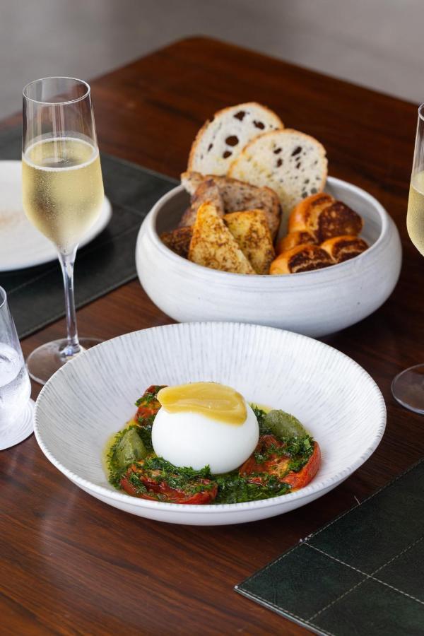 B Hotel Brasília Buitenkant foto Mozzarella with tomatoes and bread